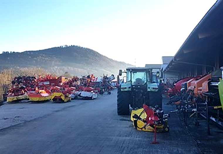 Le parc machines devant les halles, en fin de journée