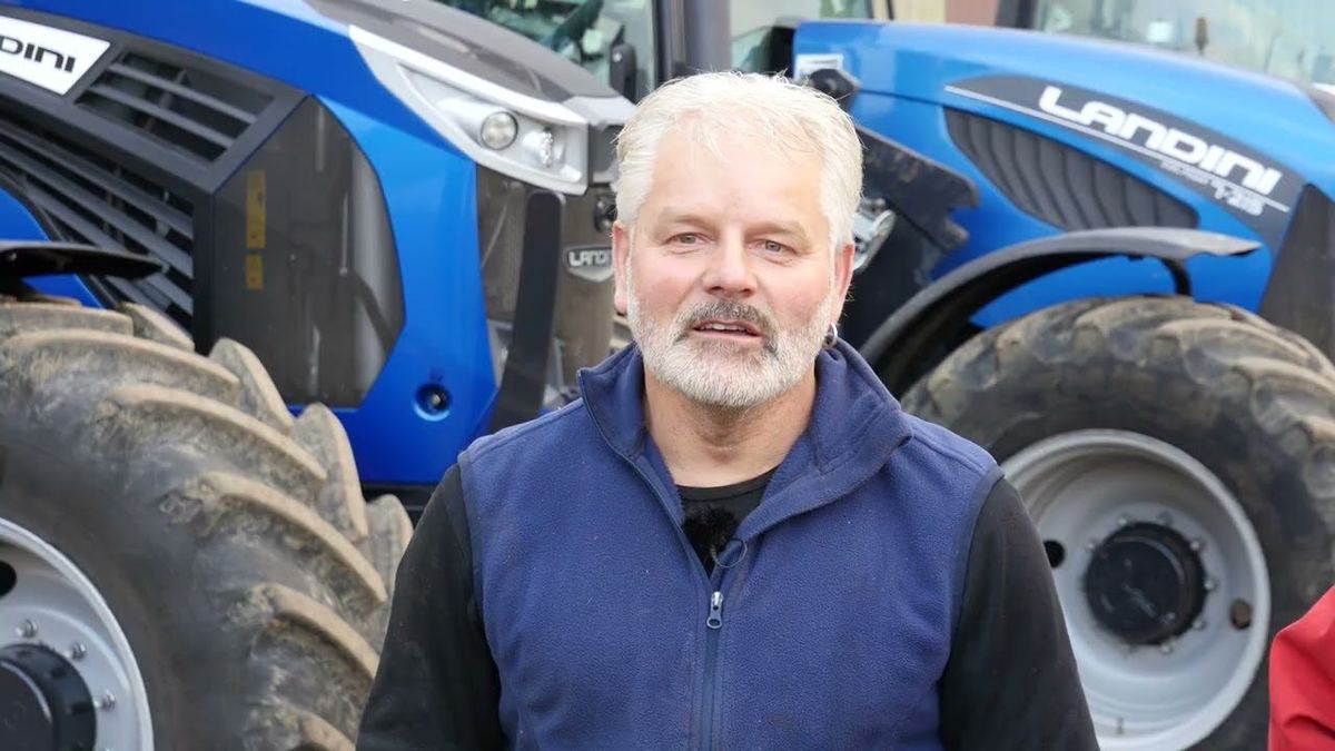 Un agriculteur devant un tracteur Landini 7-240 V-Shift