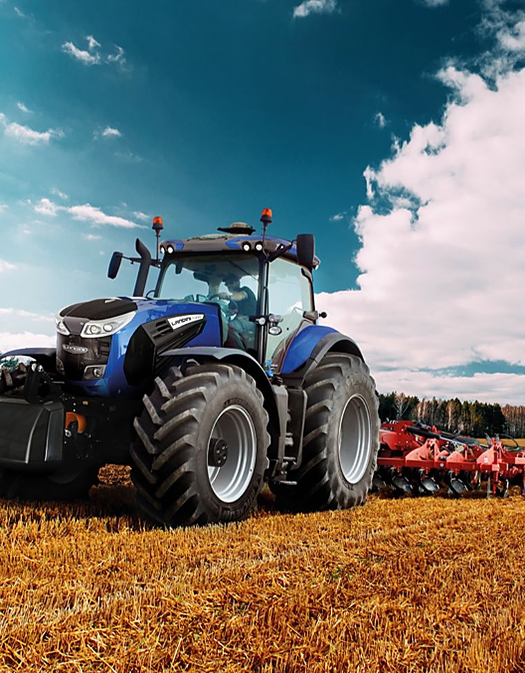 Tracteur Landini 7-165 V-Shift attelé à une épareuse Rousseau E-Kastor, dans un champ
